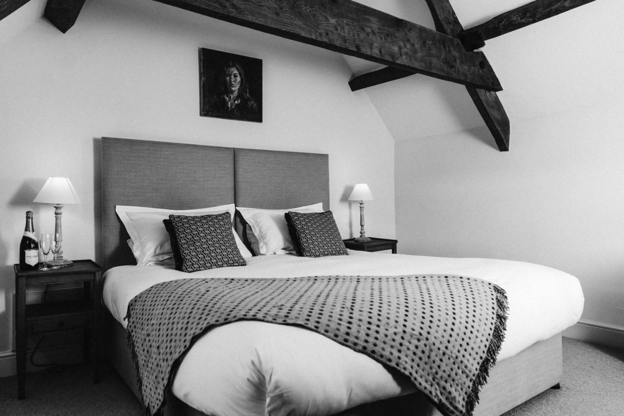 Cat And Custard Pot Inn Shipton Moyne Exterior foto